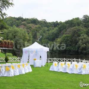 Venkovní svatební obřad - romantický hotel