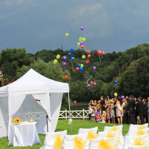 Svatební altánek, svatební židle a potahy